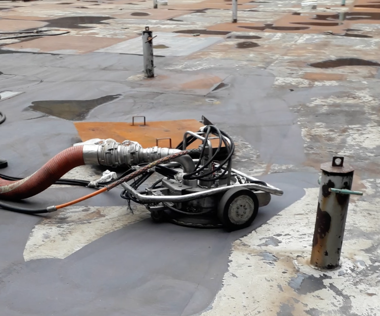 Décapage de bacs pétroliers par robot commandé à distance